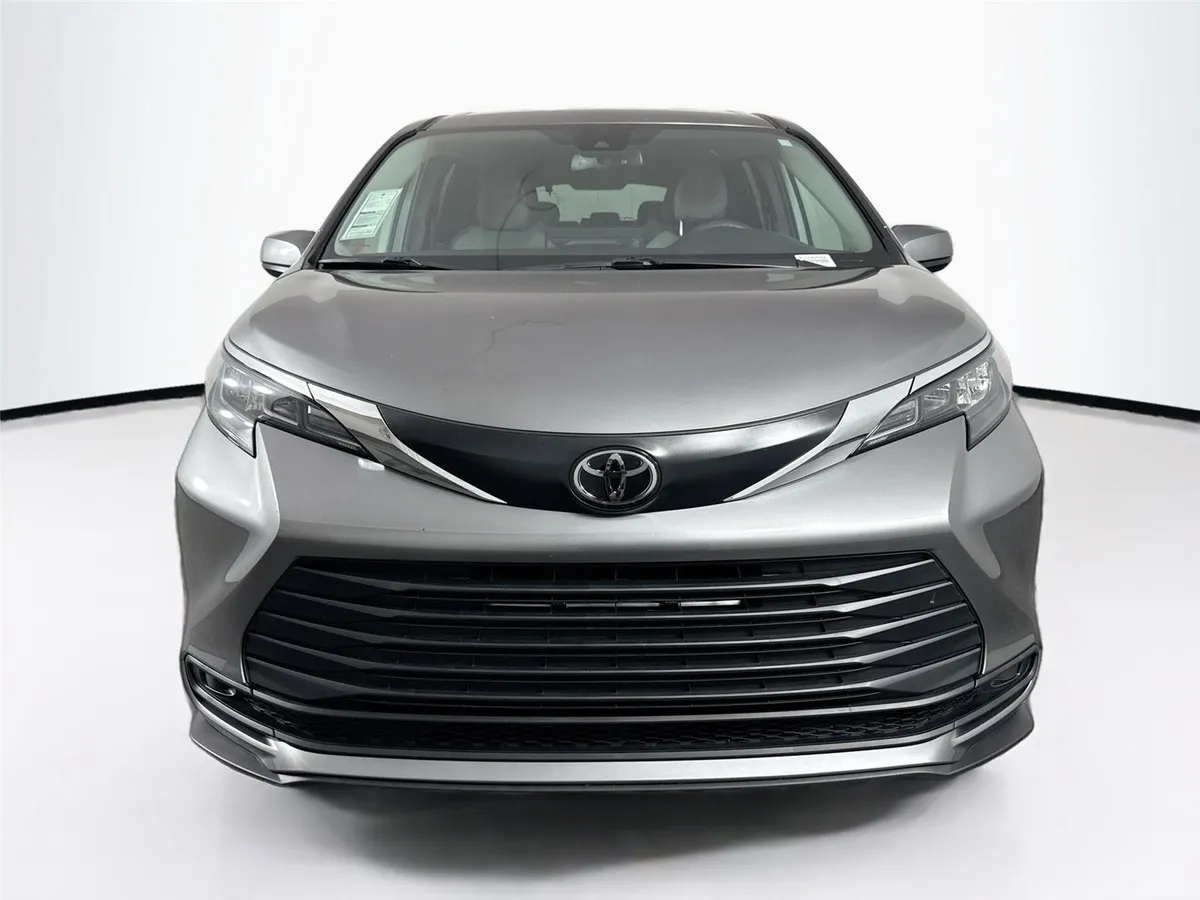 2026 Toyota Sienna LE thumbnail 8