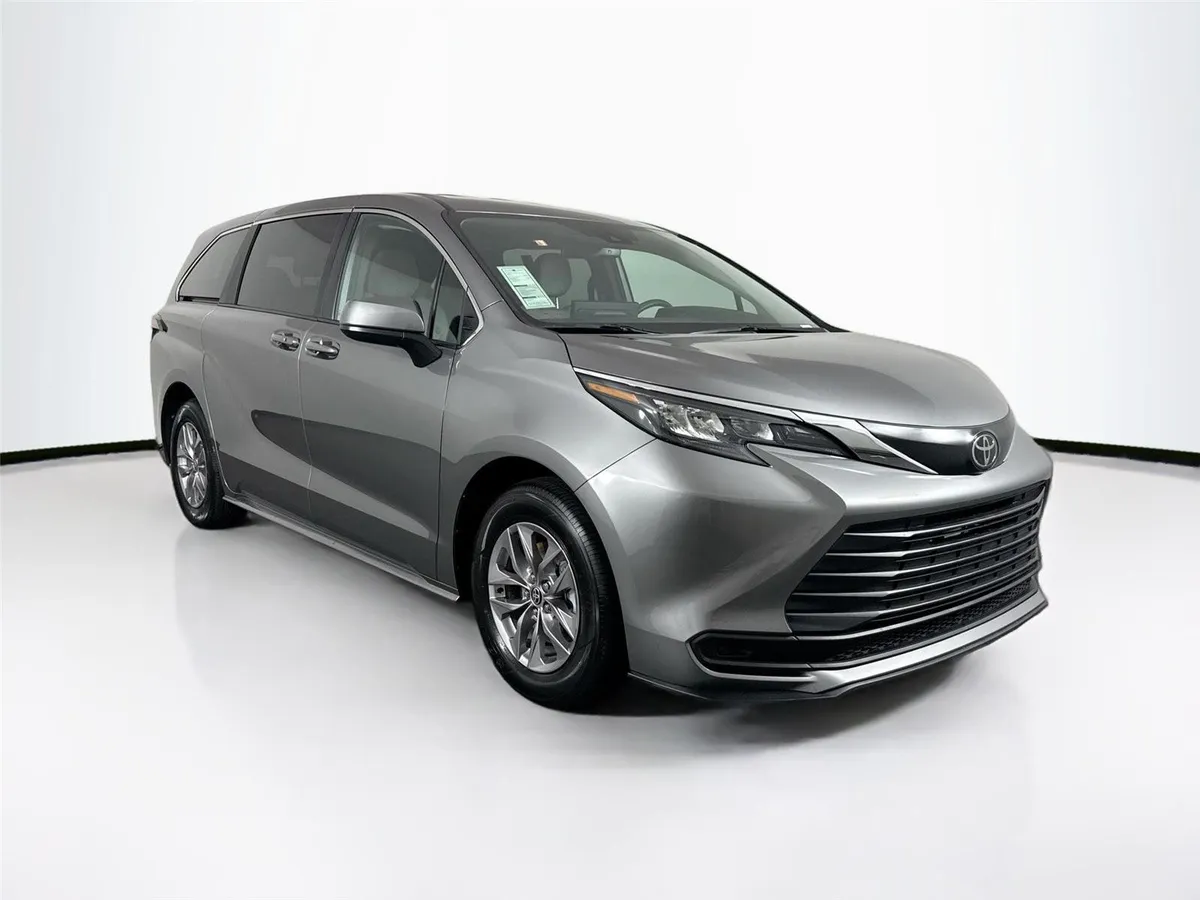 2026 Toyota Sienna LE thumbnail 9