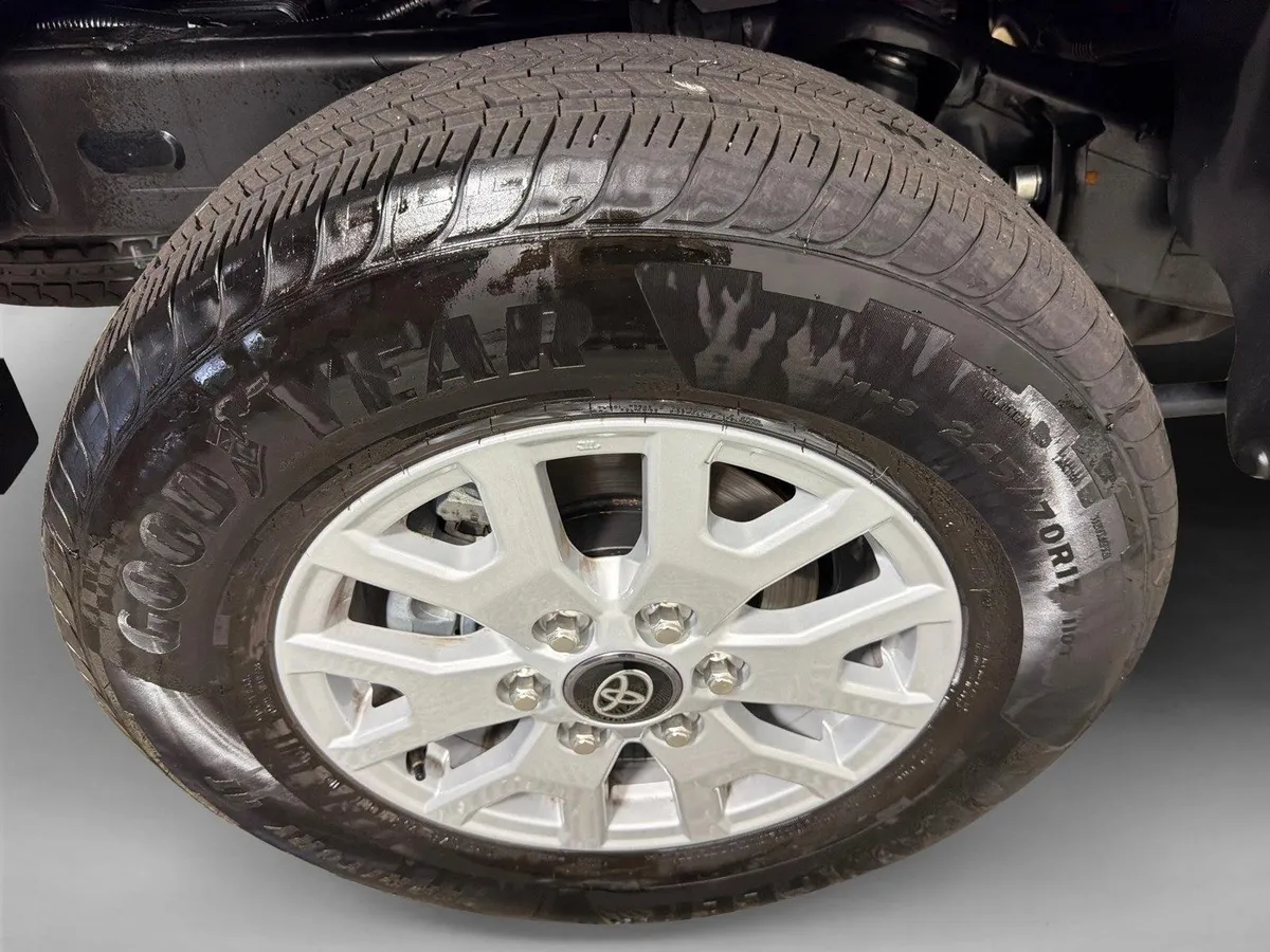 2026 Toyota Tacoma 2WD SR5 thumbnail 17