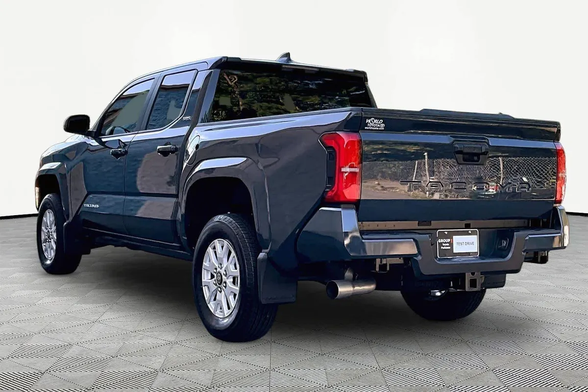 2026 Toyota Tacoma SR5 thumbnail 11