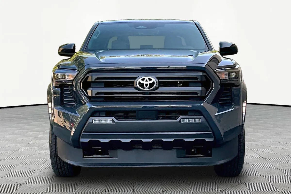 2026 Toyota Tacoma SR5 thumbnail 3
