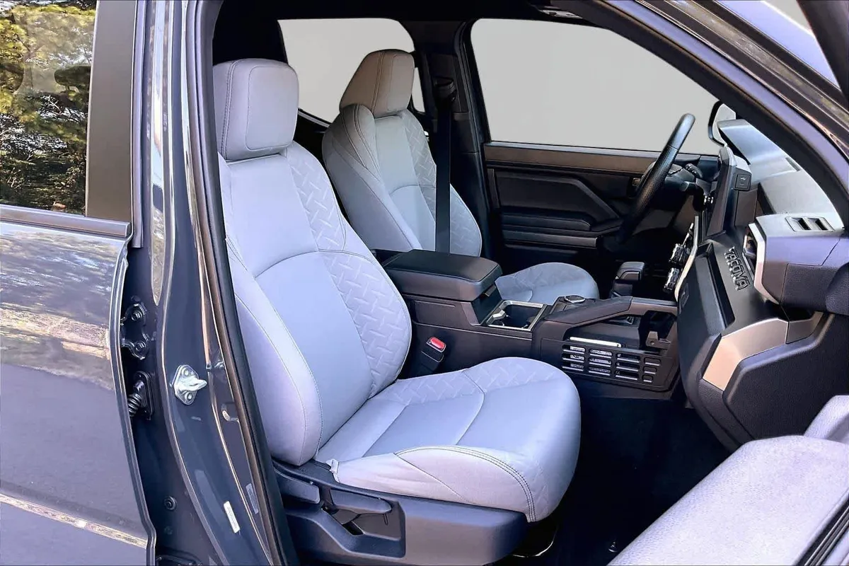 2026 Toyota Tacoma SR5 thumbnail 8