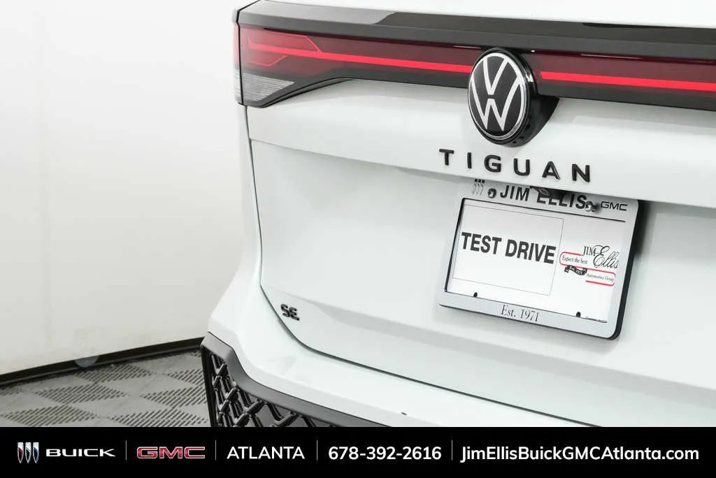 2026 Volkswagen Tiguan SE R-Line Black thumbnail 35