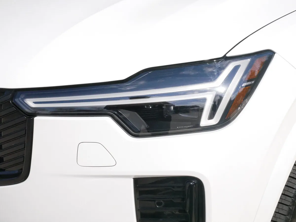 2026 Volvo XC90 Ultra Dark Theme thumbnail 5